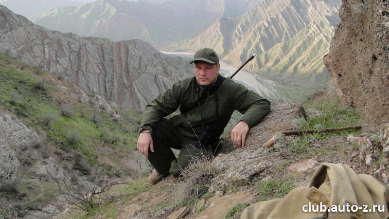 В горах Таджикистана . За рекой Афганистан.